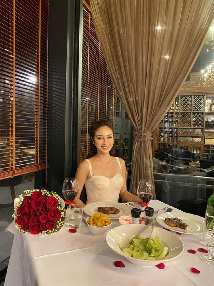 Nàng WAGs đạt điểm 10 nhan sắc và thần thái, đố các thám tử mạng biết là bồ của ai đấy?-4