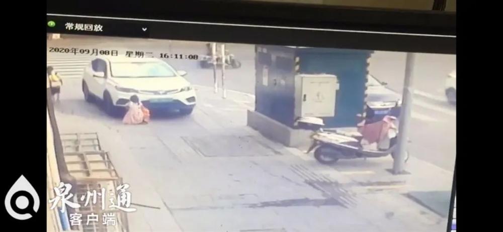 Tai nạn thương tâm: Bé 10 tuổi bị xe cán, thoát chết trong gang tấc nhưng thương tích nặng nề-1