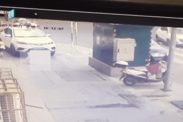 Phẫn nộ tột cùng: Bố mẹ cãi nhau, mẹ ném con trai 2 tuổi từ tầng 14 xuống đất, sau 30 phút vẫn không ai xuống tìm con vì còn mải cãi nhau tiếp-5