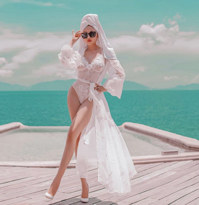 Vẫn đam mê sống ảo như mọi khi, nhưng bây giờ bà xã đại gia Minh Nhựa đã lên tầm đẳng cấp khi chụp hình nội y sexy hơn cả Ngọc Trinh-1