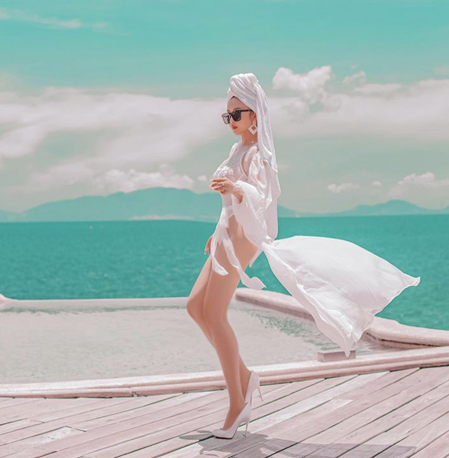 Vẫn đam mê sống ảo như mọi khi, nhưng bây giờ bà xã đại gia Minh Nhựa đã lên tầm đẳng cấp khi chụp hình nội y sexy hơn cả Ngọc Trinh-2