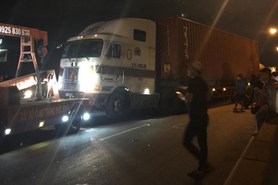 Xe container gây tai nạn liên hoàn trên cầu Phú Mỹ