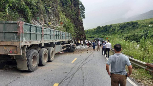 Xe chở đá mất phanh lao vào taluy, phần đầu đứt rời khiến 2 người tử vong-2