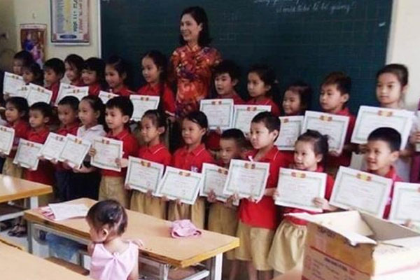 Thấy cháu đi tổng kết về không có phần thưởng, ông nội liền vào nhà tỉ mẩn vẽ tay tấm bằng khen siêu xịn tặng cháu gái, nhìn cưng không chịu được-5