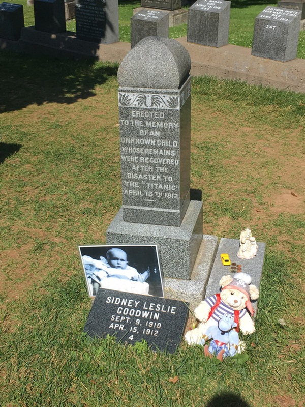 Danh tính của em bé vô danh trong vụ chìm tàu Titanic được hé lộ nhờ chiếc giày nhỏ trong viện bảo tàng sau gần 100 năm-2