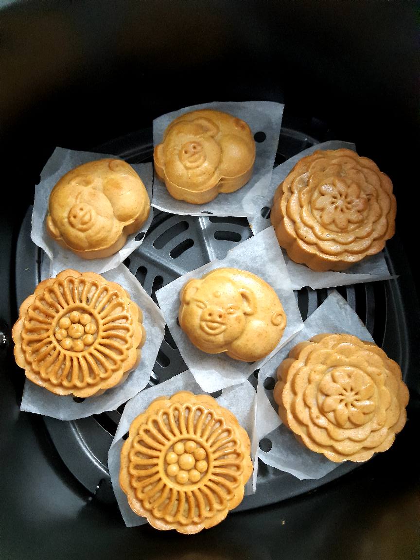 Còn vài tuần nữa là Trung thu, trình độ làm bánh nướng bằng nồi chiên không dầu của các chị em đã đạt đỉnh cao thế này rồi-2