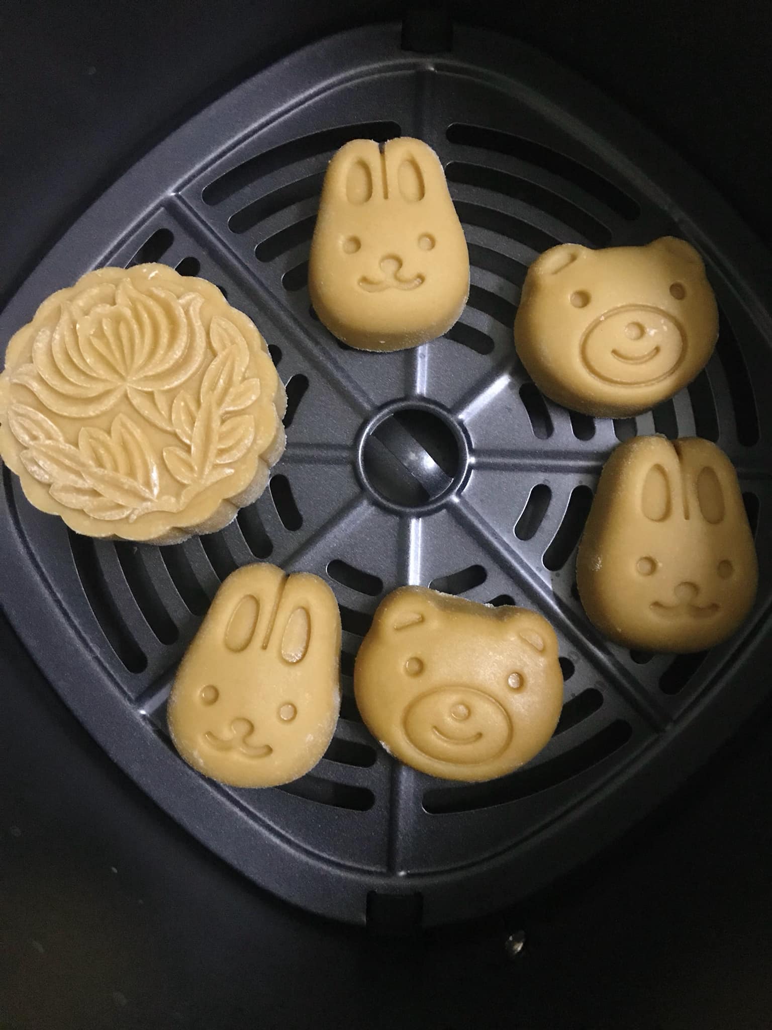 Còn vài tuần nữa là Trung thu, trình độ làm bánh nướng bằng nồi chiên không dầu của các chị em đã đạt đỉnh cao thế này rồi-24