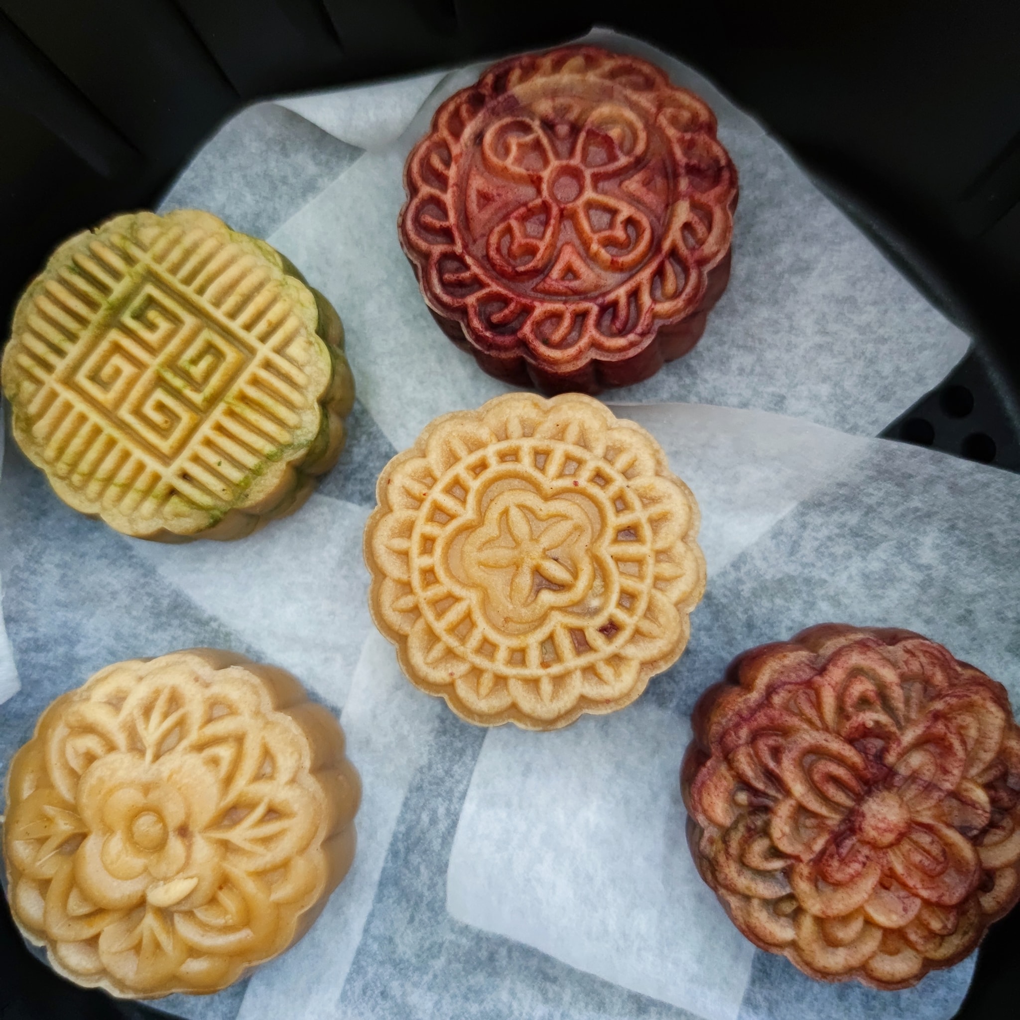 Còn vài tuần nữa là Trung thu, trình độ làm bánh nướng bằng nồi chiên không dầu của các chị em đã đạt đỉnh cao thế này rồi-21