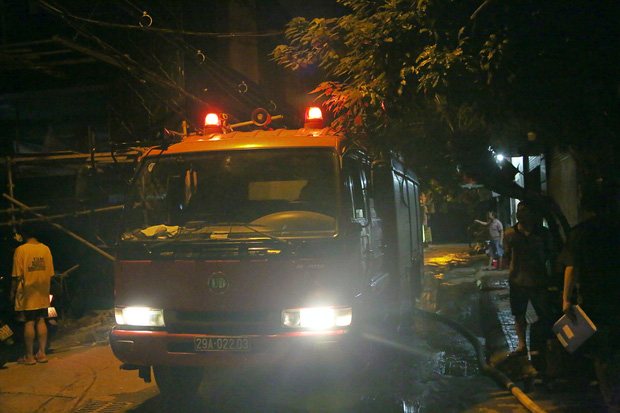Cháy lớn tại kho phế liệu rồi lan sang căn phòng trọ sinh viên ở Hà Nội, người dân hô hoán tháo chạy-2