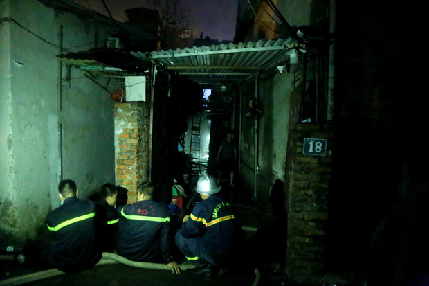 Cháy lớn tại kho phế liệu rồi lan sang căn phòng trọ sinh viên ở Hà Nội, người dân hô hoán tháo chạy-6