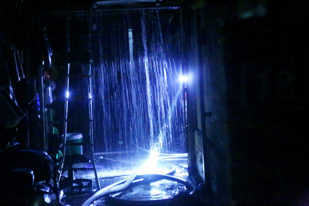 Cháy lớn tại kho phế liệu rồi lan sang căn phòng trọ sinh viên ở Hà Nội, người dân hô hoán tháo chạy-8