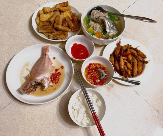 Vừa đi học vừa đi làm, nàng sinh viên Đà Nẵng khoe những mâm cơm sang như nhà hàng-6