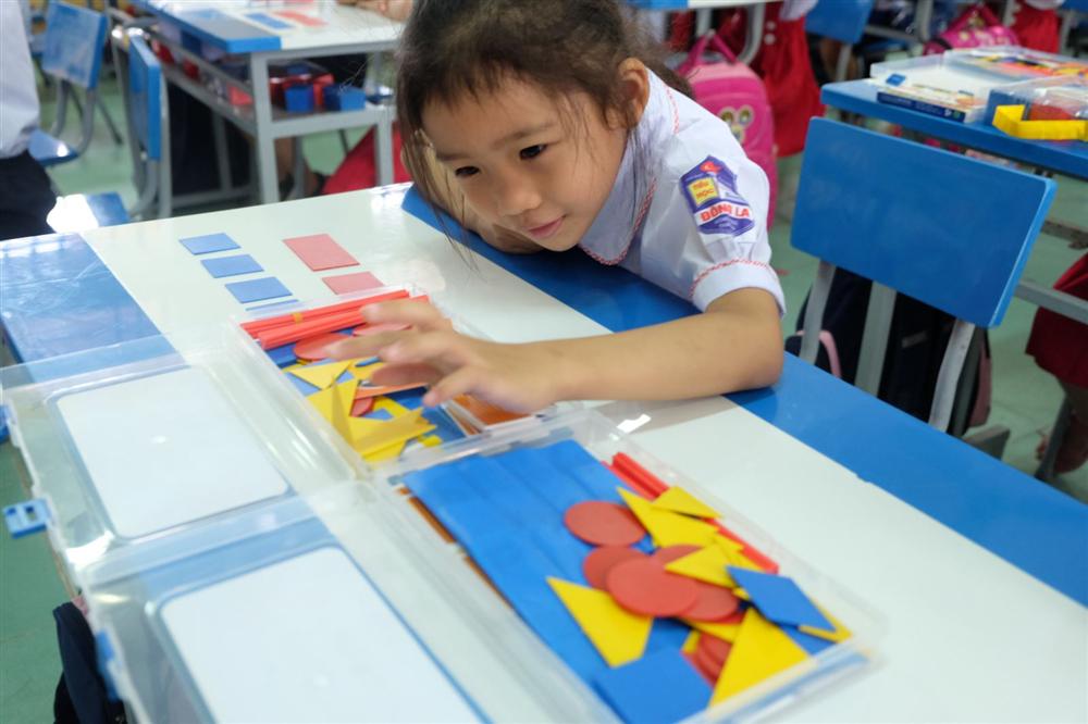 Sốc với những bộ sách giáo khoa bị thổi giá gấp 3- 5 lần-1