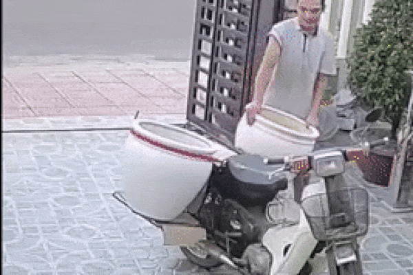 CLIP: Cú lao bất chấp của xe bồn khiến 3 người chờ đèn đỏ điêu đứng, cái kết mới bất ngờ-2