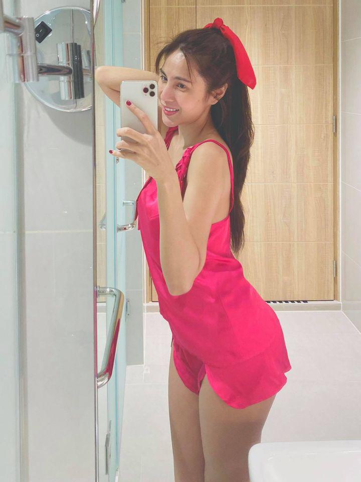 Thuỷ Tiên chơi lầy, mặc đồ kín bưng xuống hồ bơi ăn phở sau khi bị dân mạng góp ý-4