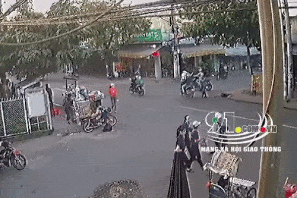 Người sang đường bị xe máy tông hất văng lên cao, sự chần chừ trong tích tắc gây tranh cãi