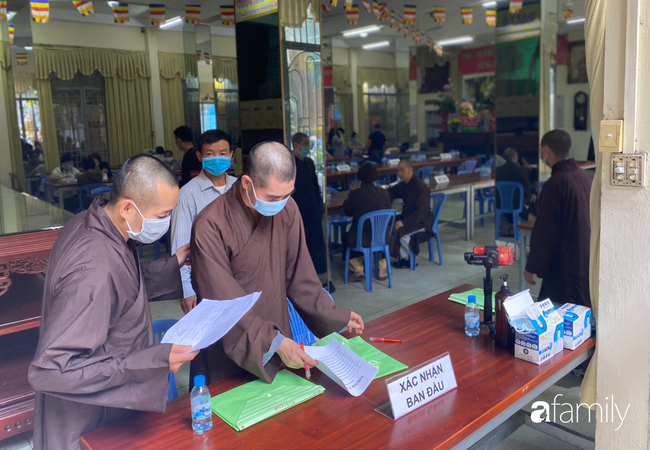 Éo le nhiều gia đình nhận chung hũ tro cốt người thân bị thất lạc di ảnh gửi tại chùa Kỳ Quang 2-3