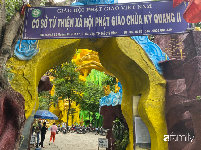 Éo le nhiều gia đình nhận chung hũ tro cốt người thân bị thất lạc di ảnh gửi tại chùa Kỳ Quang 2-1