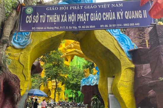 Éo le nhiều gia đình nhận chung hũ tro cốt người thân bị thất lạc di ảnh gửi tại chùa Kỳ Quang 2