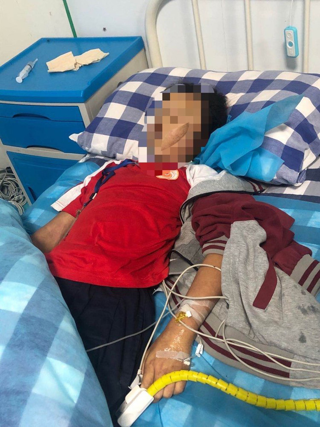 Bé gái 10 tuổi bị cô giáo đánh vì làm sai bài tập, đến bệnh viện thì đã tử vong, em gái sinh đôi chứng kiến toàn bộ sự việc-1