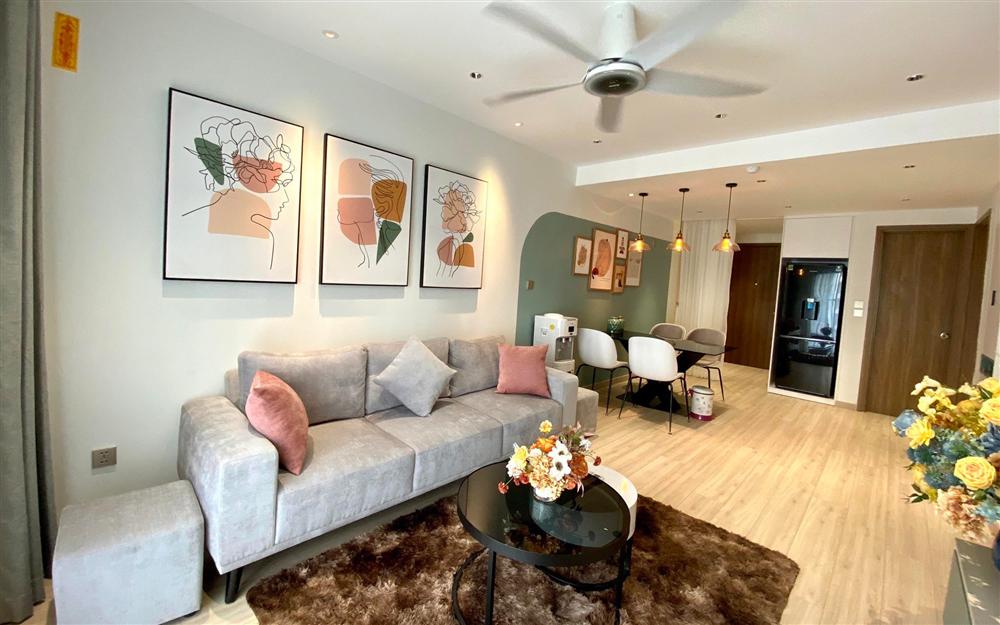 Căn hộ 69m² với gam màu xanh mát mẻ có chi phí nội thất 115 triệu đồng của vợ chồng trẻ chuẩn bị kết hôn ở Long Biên, Hà Nội-1