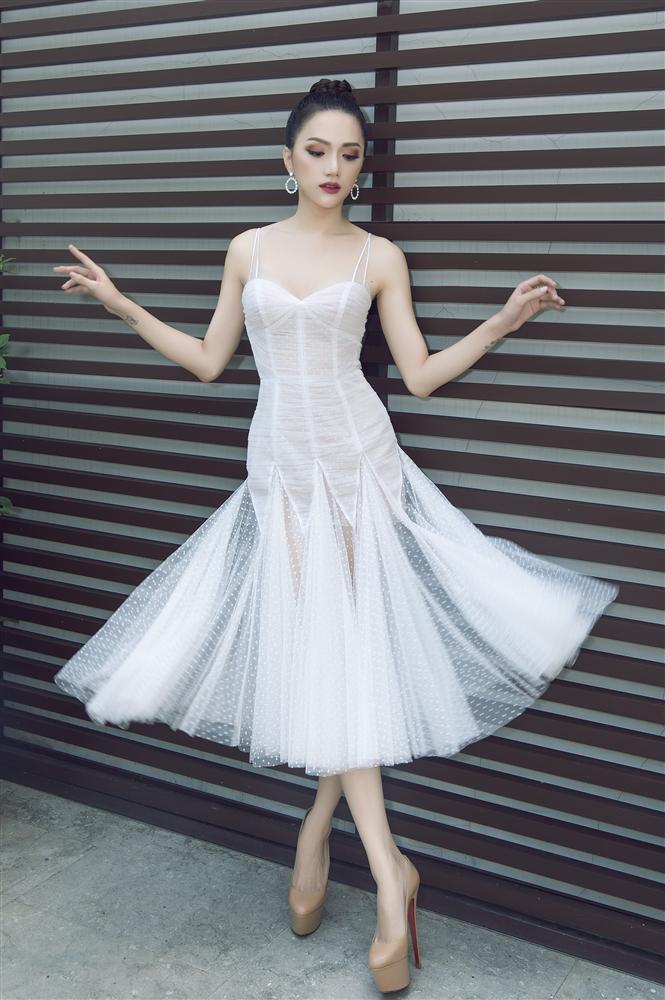 Diện váy điệu đà như nàng tiểu thư đài các, Hương Giang lại bị dìm bởi chính đôi cao gót nặng trịch: Tiết chế đôi chút nhìn sẽ thanh thoát hơn nhiều-6