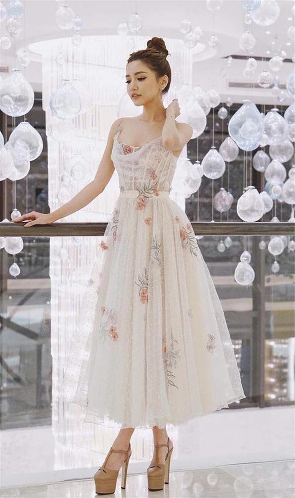 Diện váy điệu đà như nàng tiểu thư đài các, Hương Giang lại bị dìm bởi chính đôi cao gót nặng trịch: Tiết chế đôi chút nhìn sẽ thanh thoát hơn nhiều-8