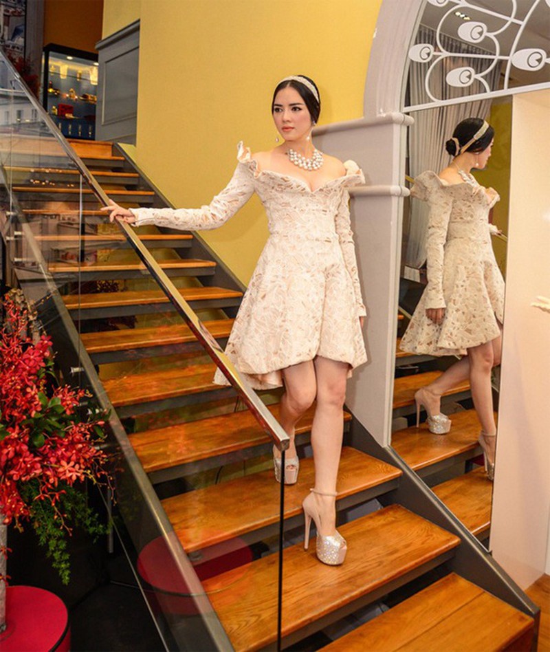 Diện váy điệu đà như nàng tiểu thư đài các, Hương Giang lại bị dìm bởi chính đôi cao gót nặng trịch: Tiết chế đôi chút nhìn sẽ thanh thoát hơn nhiều-9