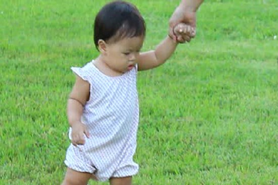 Bé gái 1 tuổi mắc bệnh lây truyền qua đường tình dục, thủ phạm là cách mặc quần mà nhiều cha mẹ mắc