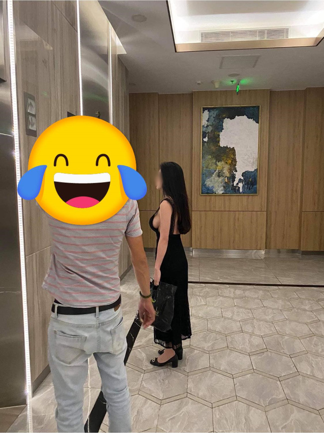 Cô gái trẻ đứng chờ thang máy với chiếc váy hiểm hóc, cắt xẻ táo bạo khiến vòng 1 chỉ chực rơi ra ngoài-1
