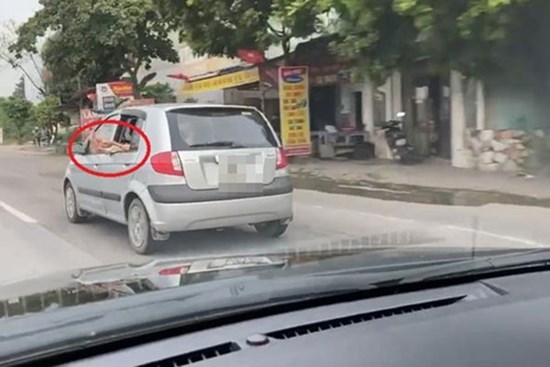 Đôi chân xấu xí thò ra ngoài cửa ô tô - hành động của người trong xe khiến tất cả ngán ngẩm
