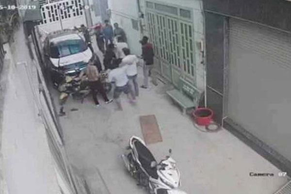 TP.HCM: Người đàn ông ôm vết thương ở cổ gục chết trước nhà dân sau khi cự cãi trong quán cà phê-3