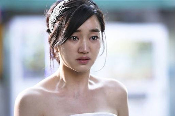 Ngày cưới, vừa bước qua cổng nhà trai, đột nhiên có đứa bé chạy đến ôm chặt lấy tôi và rối rít gọi mẹ làm tôi hoảng hốt rối bời-1