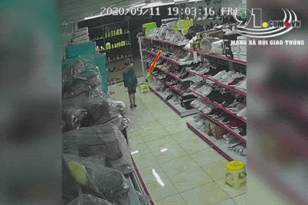 Trộm điện thoại nhanh như cắt, bé trai chạy vụt ra cửa, phản ứng của người mẹ khiến tất cả ngỡ ngàng