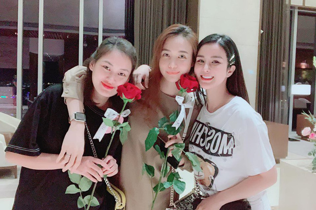 Đọ sắc hội chị em toàn hot mom của Đàm Thu Trang khi làm bà đẻ: Người phá nét không nhận ra, người xinh đến mức bác sĩ phải khen-1