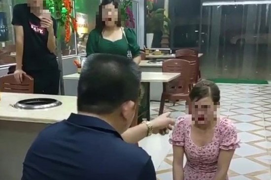Nạn nhân bị chủ quán Nhắng nướng bắt quỳ gối có biểu hiện sang chấn tâm lý
