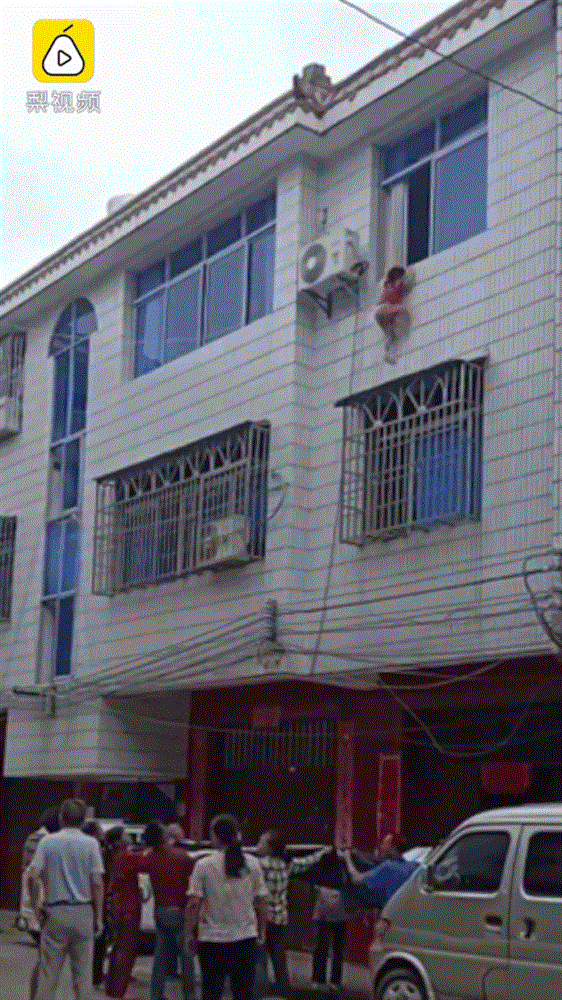 Bé gái 4 tuổi trèo qua cửa sổ tầng 3, hàng xóm mang chăn bông ra đỡ, video ghi lại cảnh tượng này khiến ai cũng bủn rủn tay chân-1