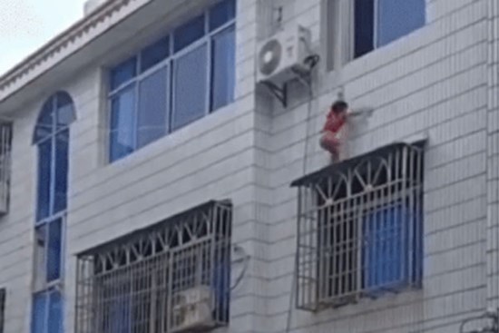 Bé gái 4 tuổi trèo qua cửa sổ tầng 3, hàng xóm mang chăn bông ra đỡ, video ghi lại cảnh tượng này khiến ai cũng bủn rủn tay chân