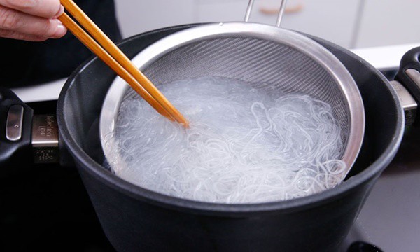 Mẹo xào miến vừa dai ngon lại có chút giòn giòn, 100 lần xào cũng không dính nhau-3