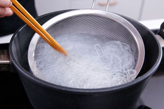 Mẹo xào miến vừa dai ngon lại có chút giòn giòn, 100 lần xào cũng không dính nhau