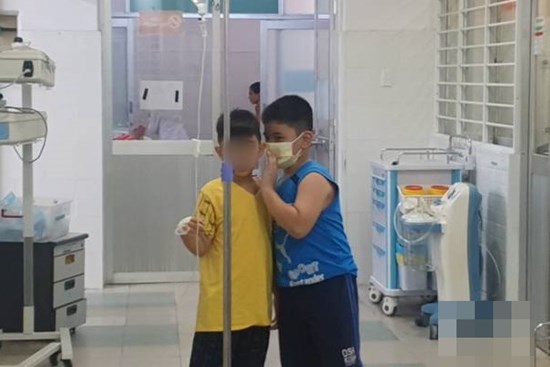 Hàng chục trẻ nghi ngộ độc sau bữa ăn ở trường tiểu học: Số người nhập viện tăng lên thành 45, trong đó có 2 giáo viên