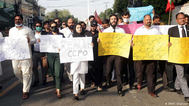 Hỏng xe giữa đường, người mẹ bị cưỡng hiếp tập thể trước mặt các con nhưng phải nhận mọi tội lỗi vì không chịu đổ đầy xăng-2