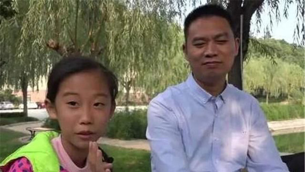 Cô bé học đại học năm 10 tuổi nay đã tốt nghiệp, về làm trợ giảng cho bố nhưng bi kịch sau đó khiến mọi người vỡ mộng vì lò đào tạo thần đồng-1