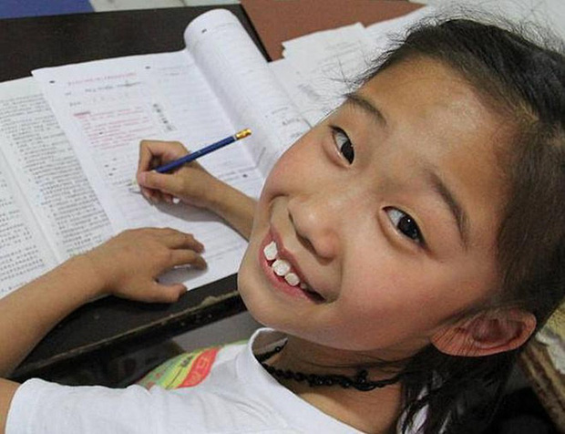 Cô bé học đại học năm 10 tuổi nay đã tốt nghiệp, về làm trợ giảng cho bố nhưng bi kịch sau đó khiến mọi người vỡ mộng vì lò đào tạo thần đồng-3