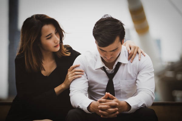 Mẹ người yêu niềm nở mời tôi vào nhà nhưng vừa thấy ảnh nền điện thoại của tôi, bà giận dữ đuổi tôi ra khỏi cửa ngay lập tức-2