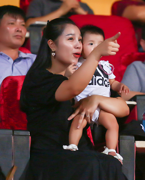 Khánh Linh từng lên báo kể tủi thân vì lấy chồng cầu thủ-3