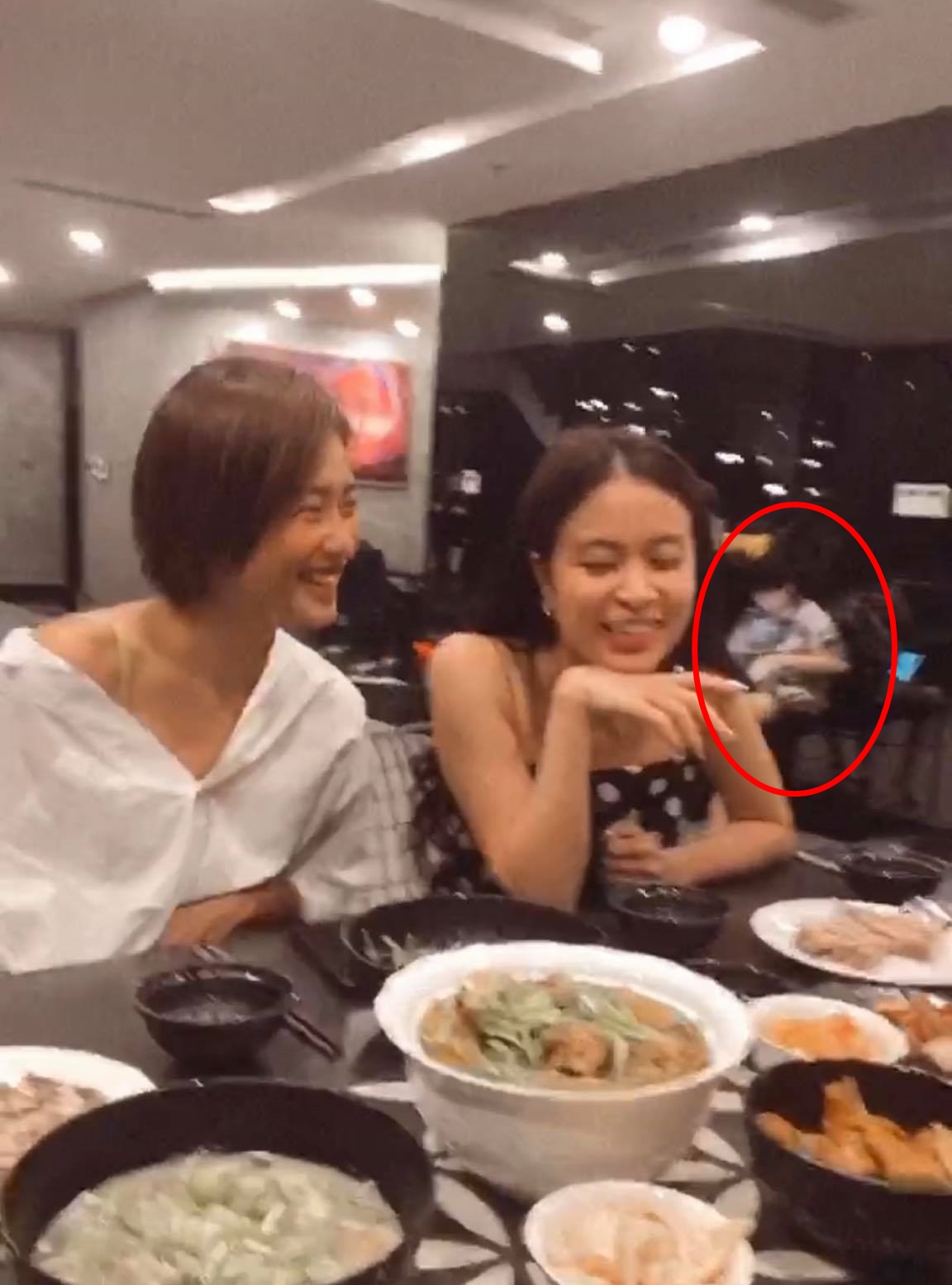 Hoàng Thùy Linh và Gil Lê lại cùng nhau xuất hiện bên hội bạn thân, đáng chú ý là cách xưng hô đầy tình cảm-1