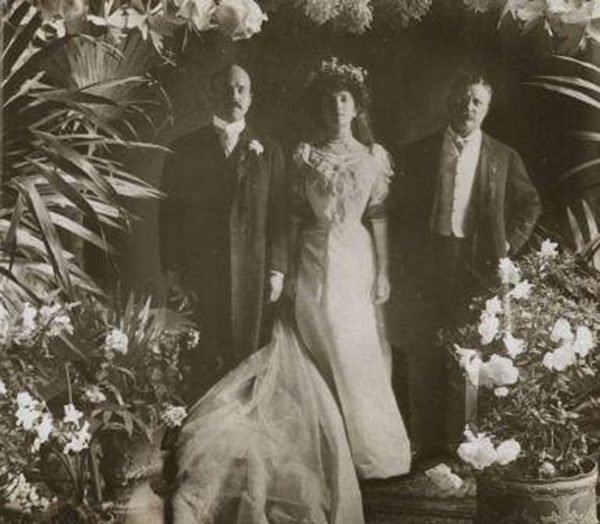 Ái nữ ngổ ngáo: Con tổng thống, chống lại mẹ kế, lấy chồng vẫn ăn chơi quên sầu-6