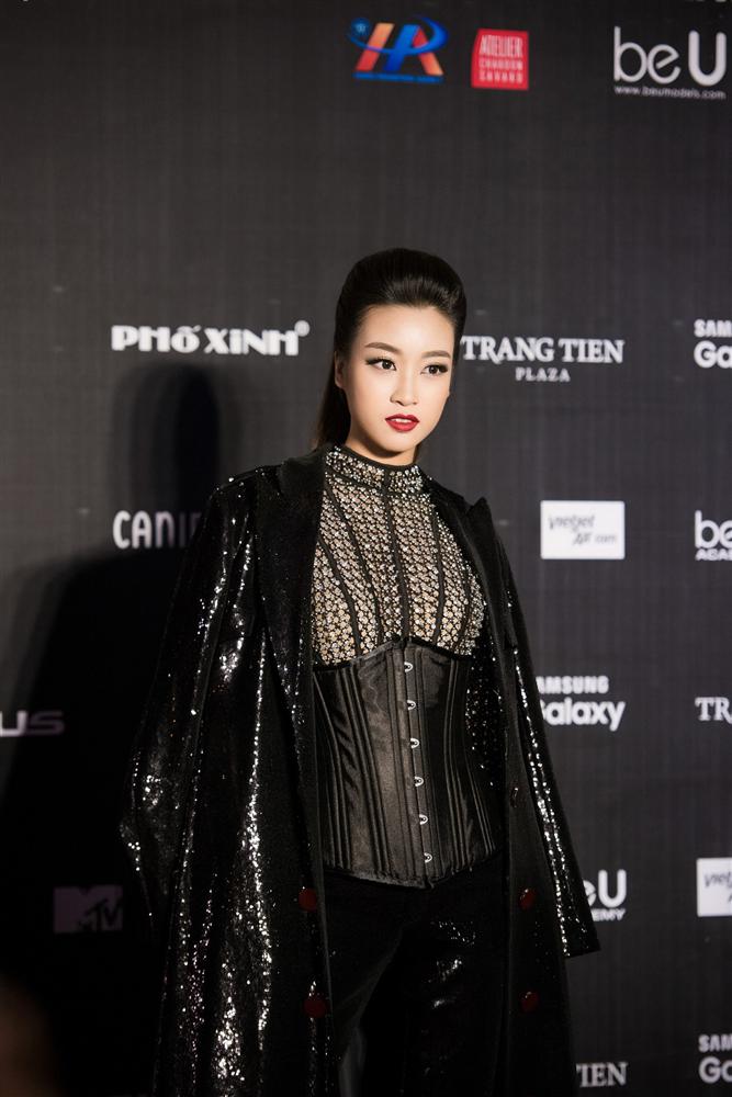 Phái đẹp ứng dụng corset vào street style hàng ngày: Là hết hồn hay đẹp theo cách riêng?-3