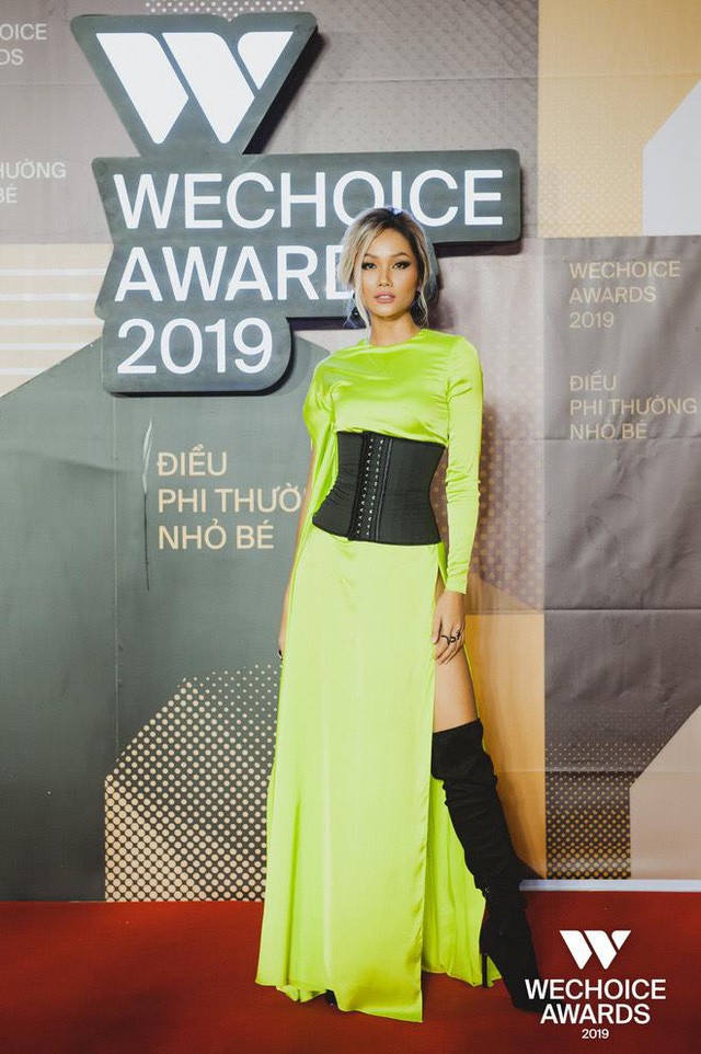 Phái đẹp ứng dụng corset vào street style hàng ngày: Là hết hồn hay đẹp theo cách riêng?-4